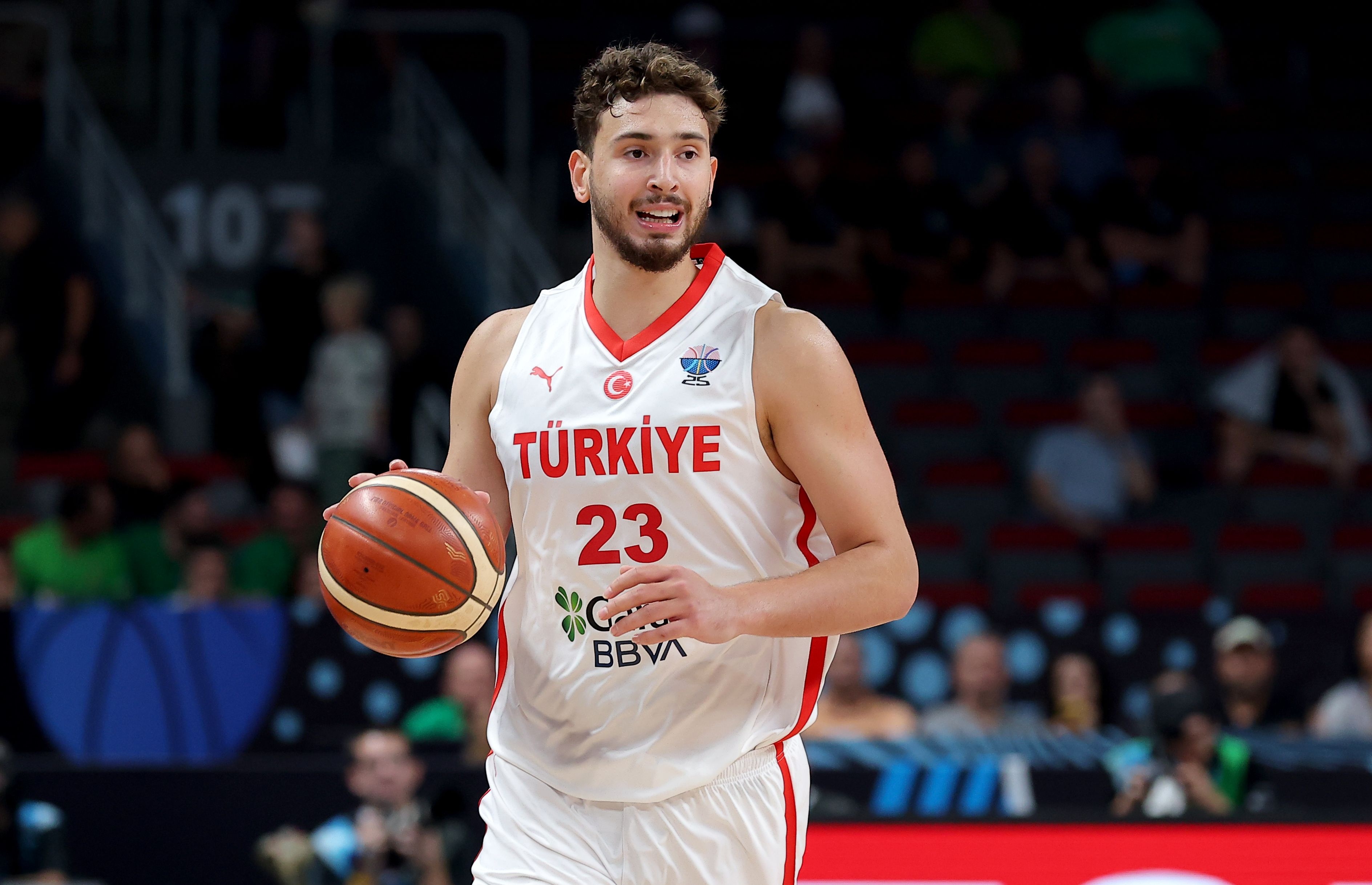 起飛！沉金在7場(chǎng)比賽 7次勝利和7次中贏得了一場(chǎng)比賽 他在歐洲錦標(biāo)賽中場(chǎng)均21.6+10.9+7.1